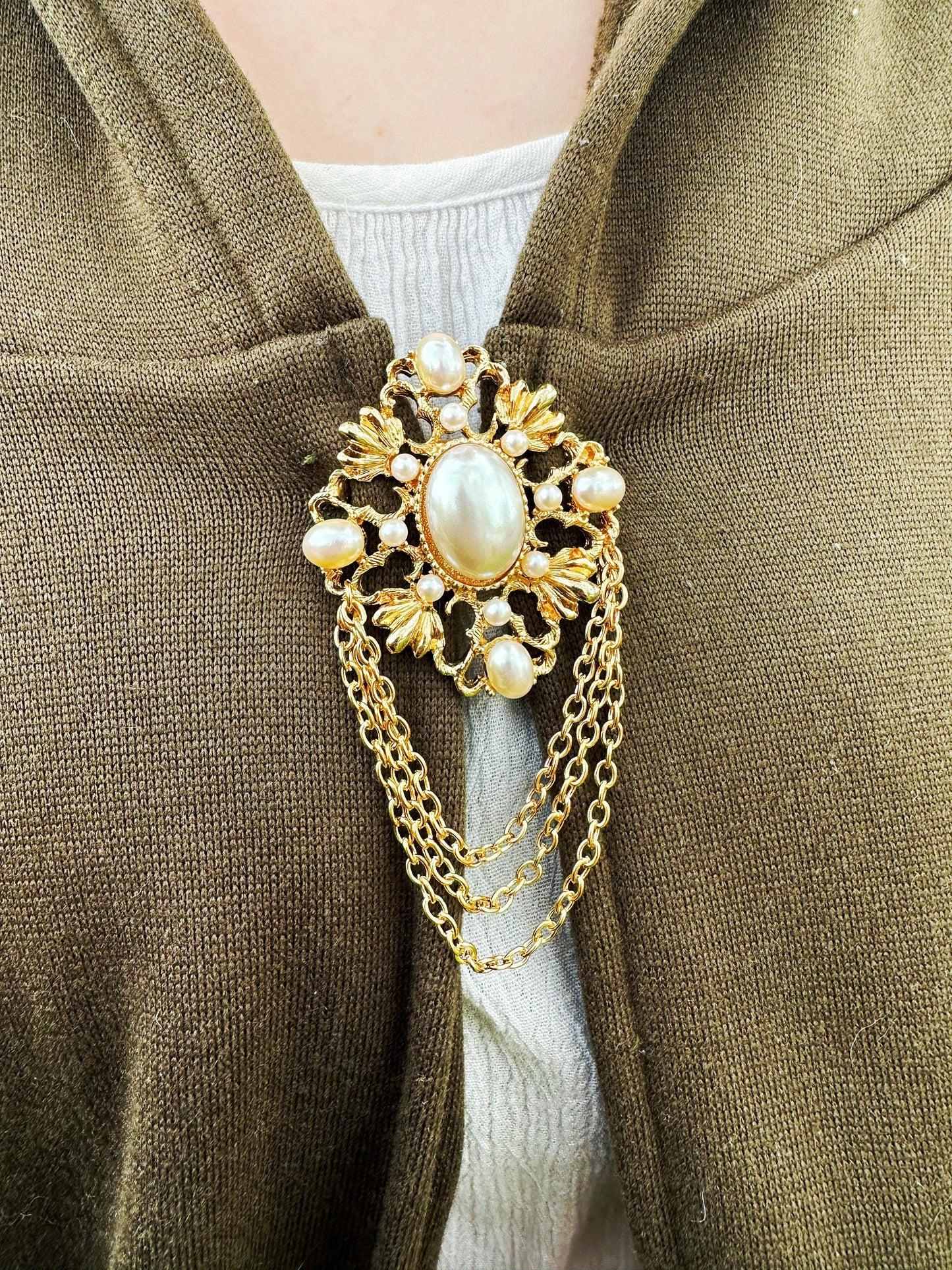 Gold & Pearls Brooch with Chains Cloak Clasp
